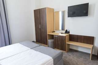 Отель Hotel Central Русе Двухместный номер с 2 отдельными кроватями и ванной комнатой-5