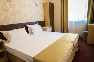 Отель Hotel Central Русе Двухместный номер эконом-класса с 2 отдельными кроватями-2