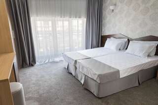 Отель Hotel Central Русе Двухместный номер с 2 отдельными кроватями и ванной комнатой-7