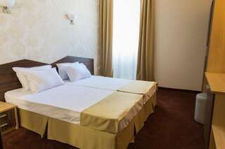 Отель Hotel Central Русе Двухместный номер с 2 отдельными кроватями и ванной комнатой-8