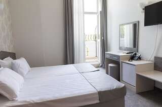 Отель Hotel Central Русе Двухместный номер с 2 отдельными кроватями и ванной комнатой-10