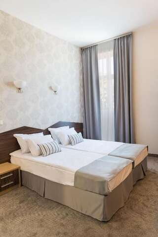 Отель Hotel Central Русе Двухместный номер с 2 отдельными кроватями и ванной комнатой-12