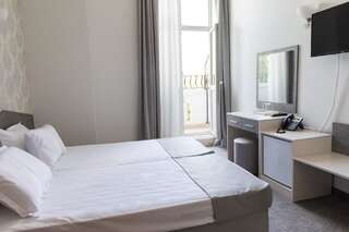 Отель Hotel Central Русе Двухместный номер с 2 отдельными кроватями и ванной комнатой-4